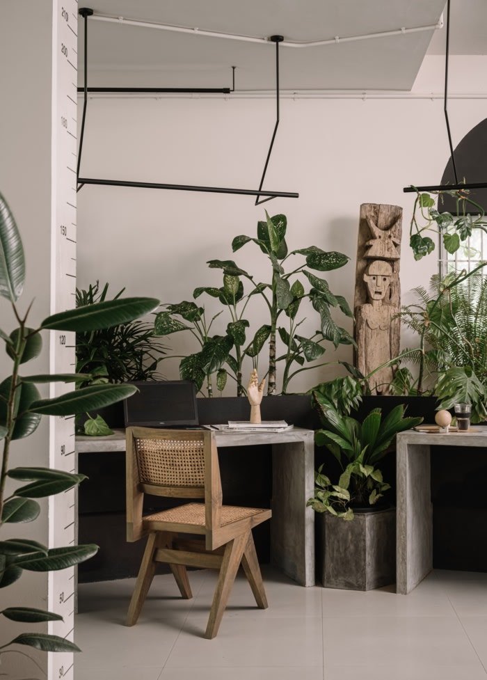 艺术办公室的工人 – 高知