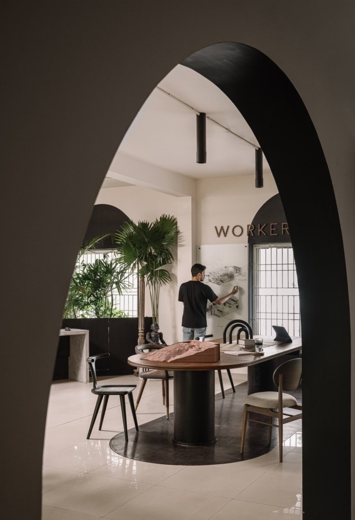 艺术办公室的工人 – 高知