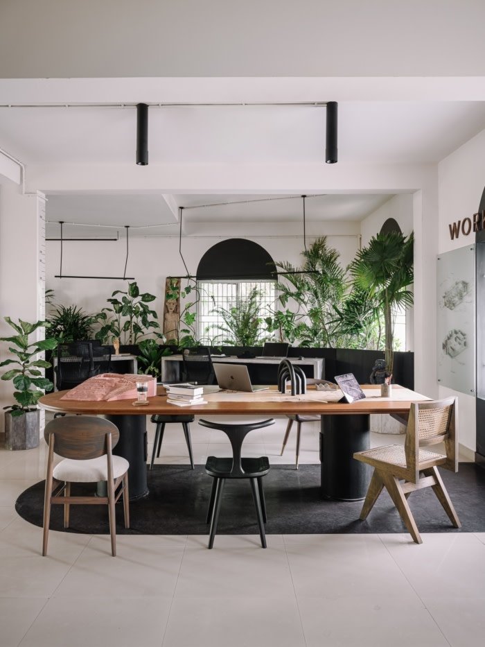 艺术办公室的工人 – 高知