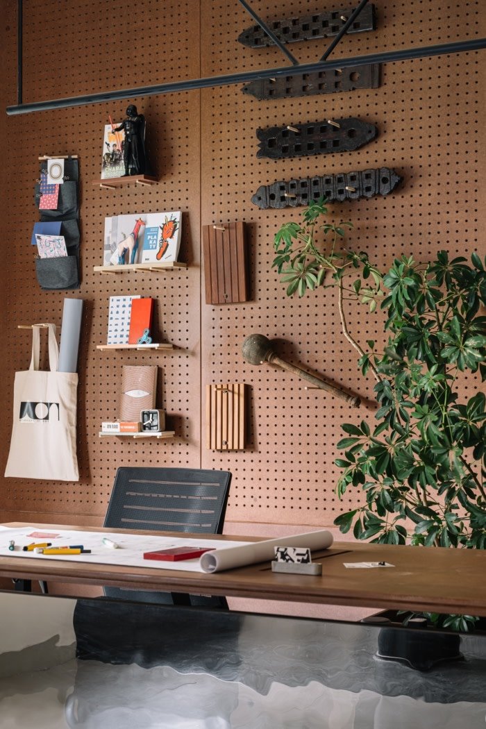 艺术办公室的工人 – 高知