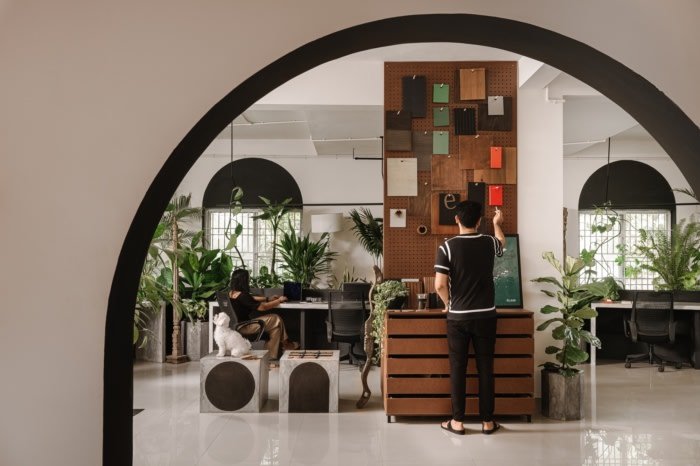 艺术办公室的工人 – 高知