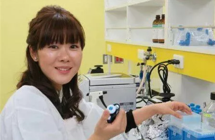 日本造假科学家小保方晴子出新书登上时尚杂志