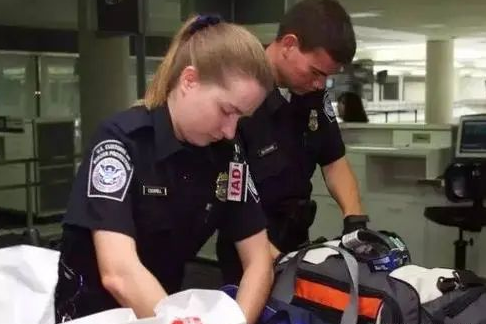 中山大学访美博士认罪 因企图携带 21 瓶癌细胞回国