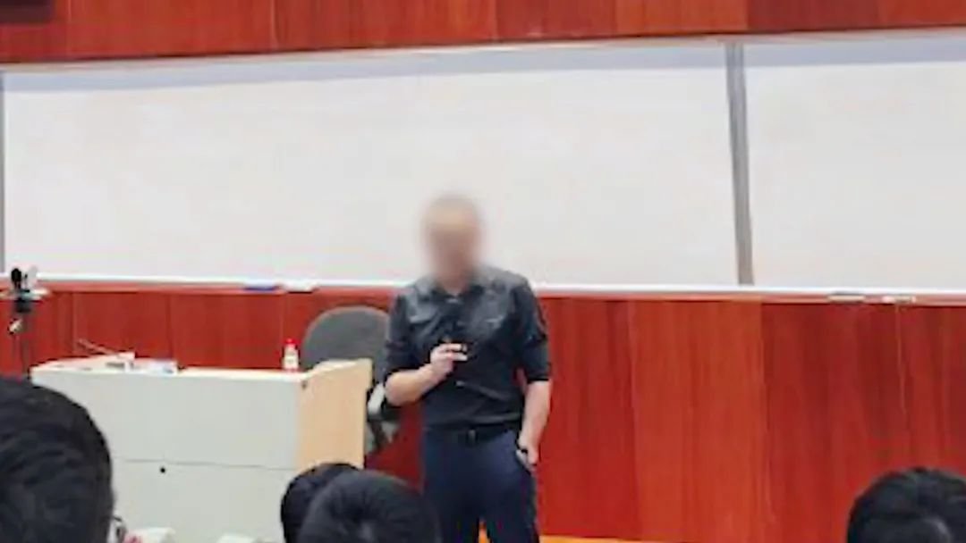 南科大教授讲“黄段子”遭女生当场质问 当事人回应 段子来自霍金