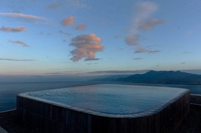 曲线美的混凝土墙构成了 XRANGE 建筑师在台湾的偏远度假胜地