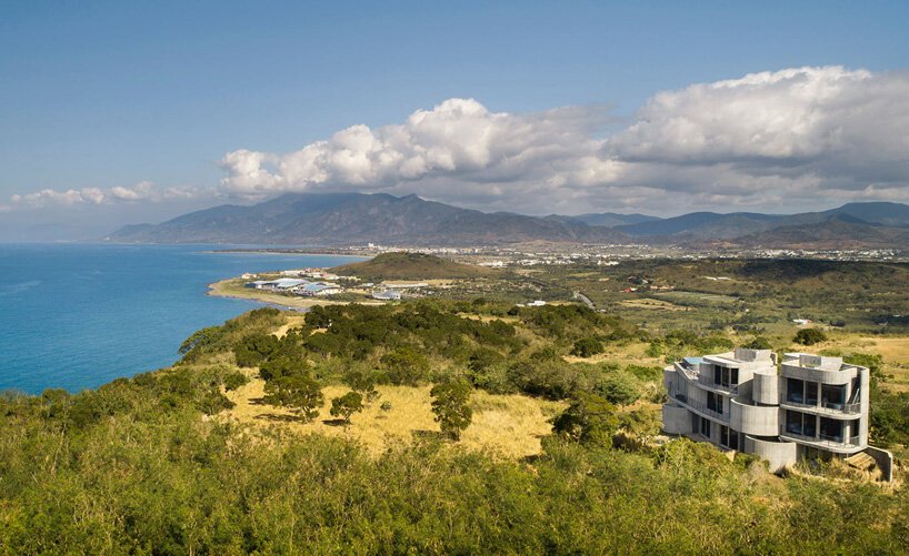 曲线美的混凝土墙构成了 XRANGE 建筑师在台湾的偏远度假胜地