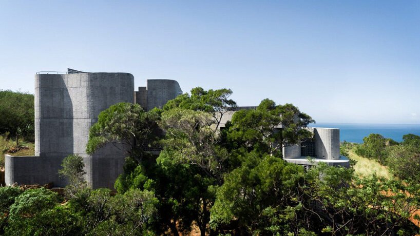 曲线美的混凝土墙构成了 XRANGE 建筑师在台湾的偏远度假胜地