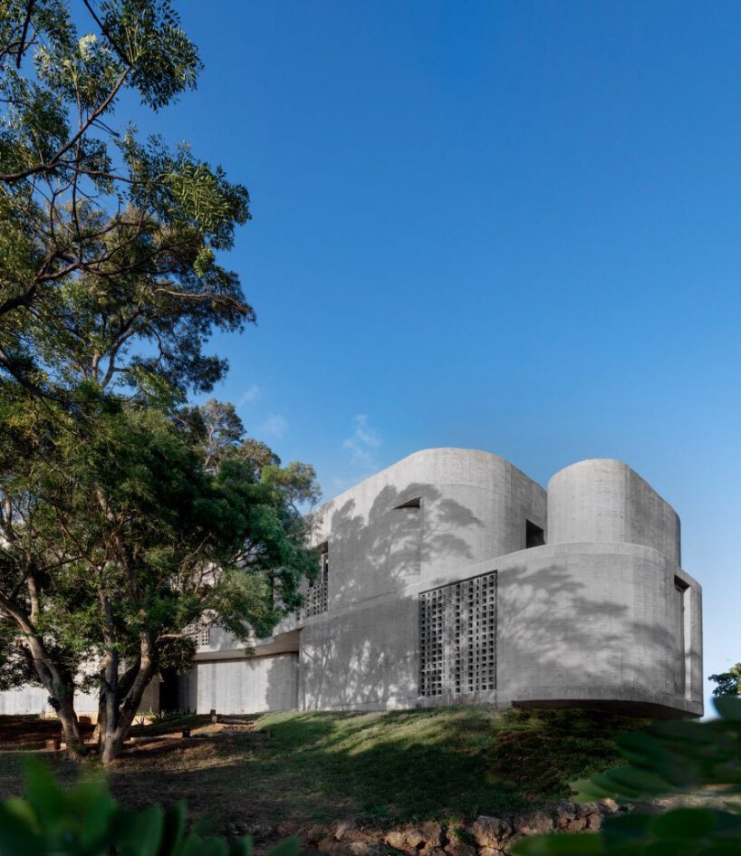 曲线美的混凝土墙构成了 XRANGE 建筑师在台湾的偏远度假胜地