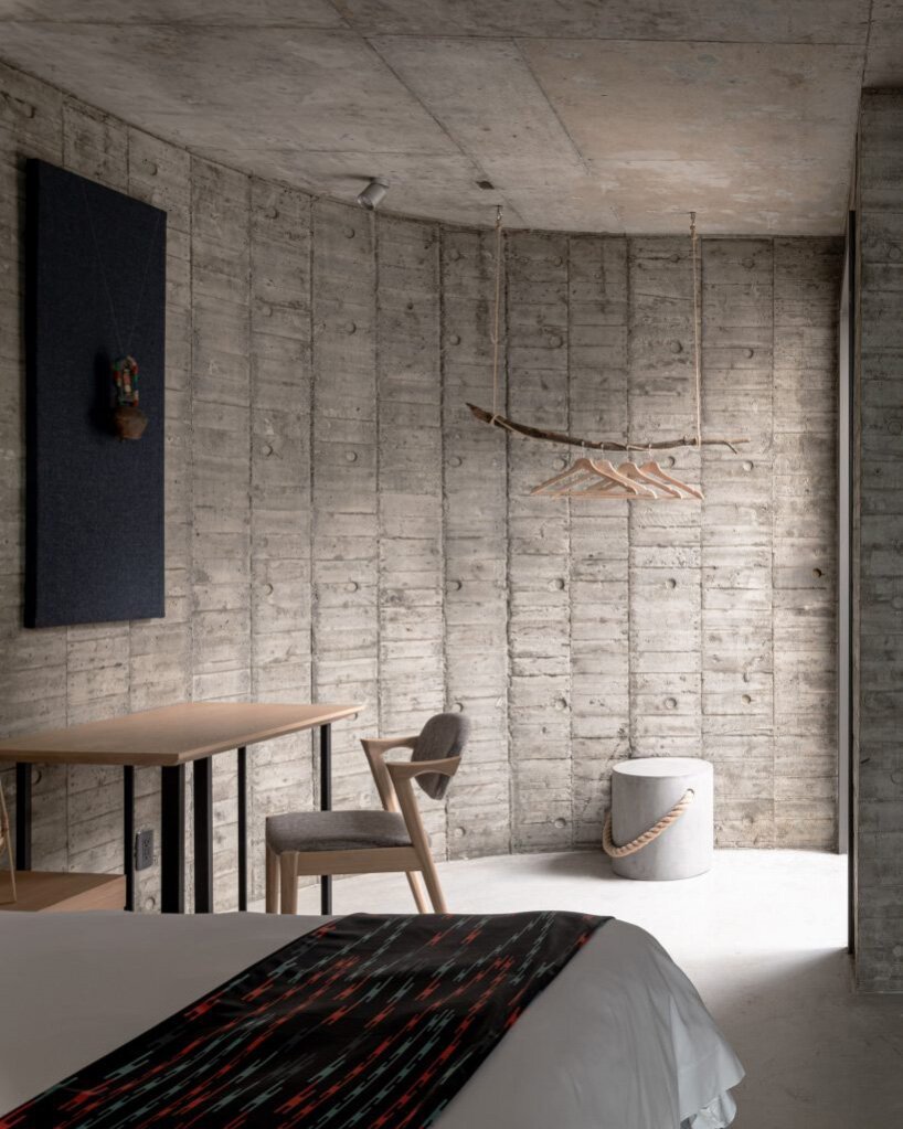 曲线美的混凝土墙构成了 XRANGE 建筑师在台湾的偏远度假胜地