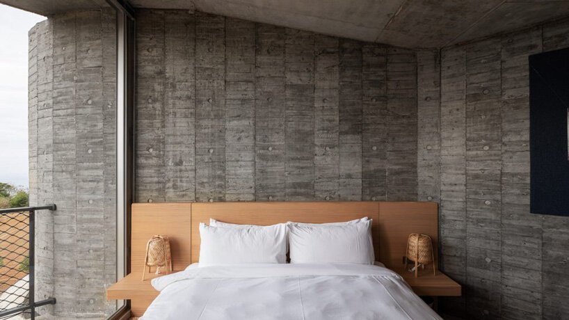 曲线美的混凝土墙构成了 XRANGE 建筑师在台湾的偏远度假胜地