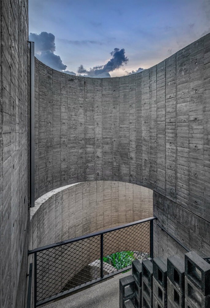 曲线美的混凝土墙构成了 XRANGE 建筑师在台湾的偏远度假胜地