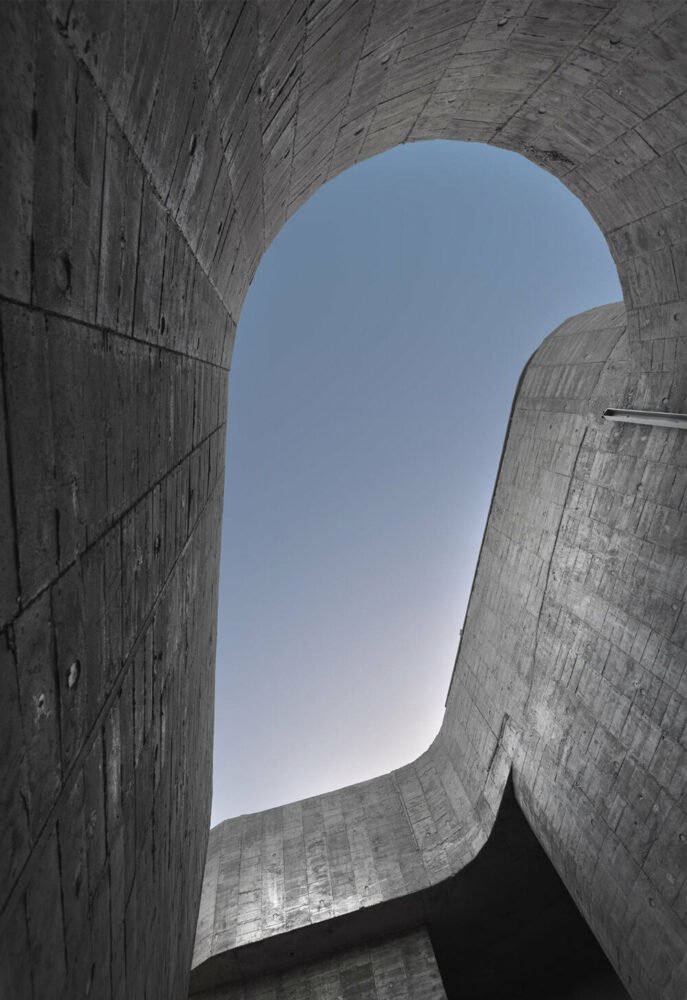 曲线美的混凝土墙构成了 XRANGE 建筑师在台湾的偏远度假胜地