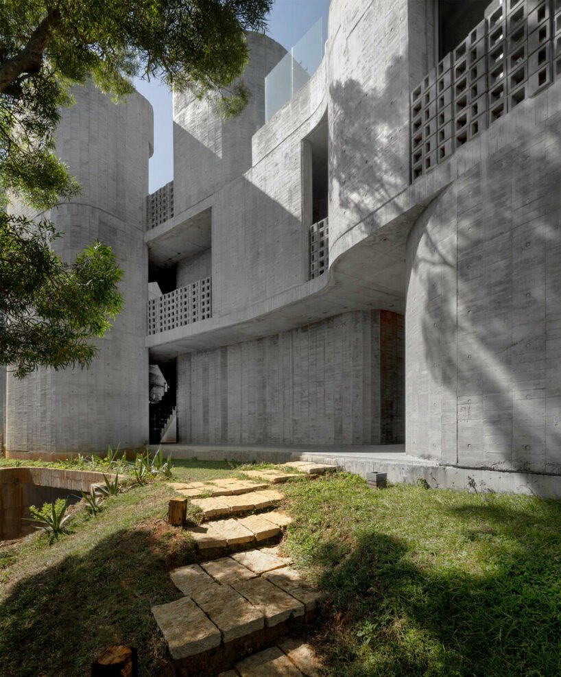 曲线美的混凝土墙构成了 XRANGE 建筑师在台湾的偏远度假胜地