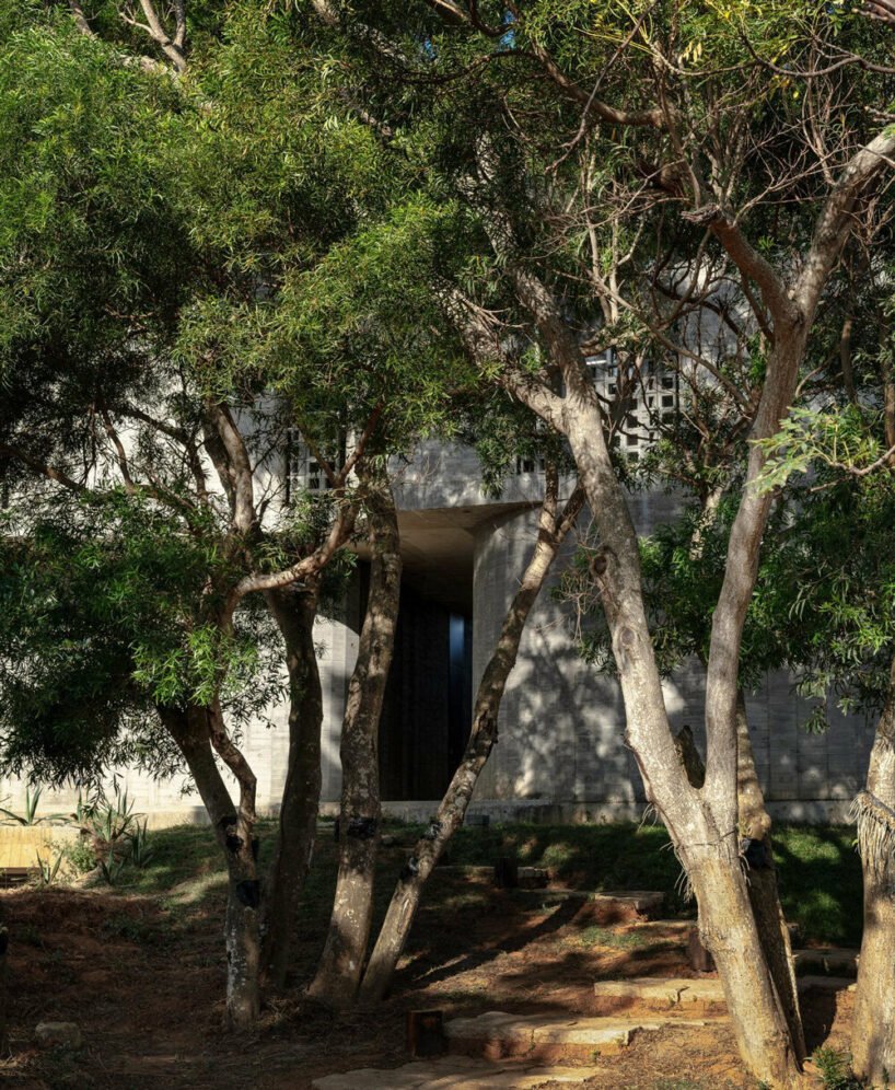 曲线美的混凝土墙构成了 XRANGE 建筑师在台湾的偏远度假胜地