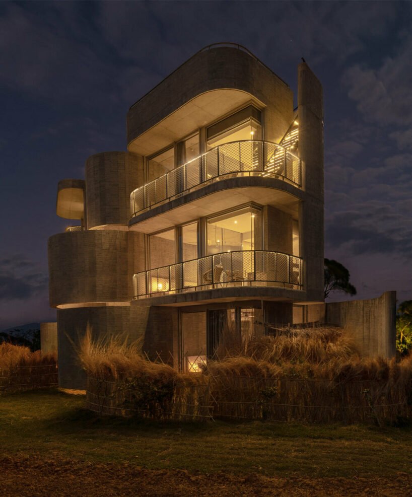 曲线美的混凝土墙构成了 XRANGE 建筑师在台湾的偏远度假胜地