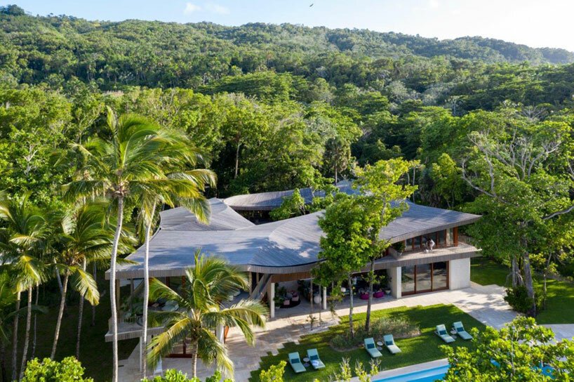 年轻的项目在其“casa las olas”休养屋顶部设有起伏的屋顶 年轻的项目在其“casa las olas”休养屋顶部设有起伏的屋顶