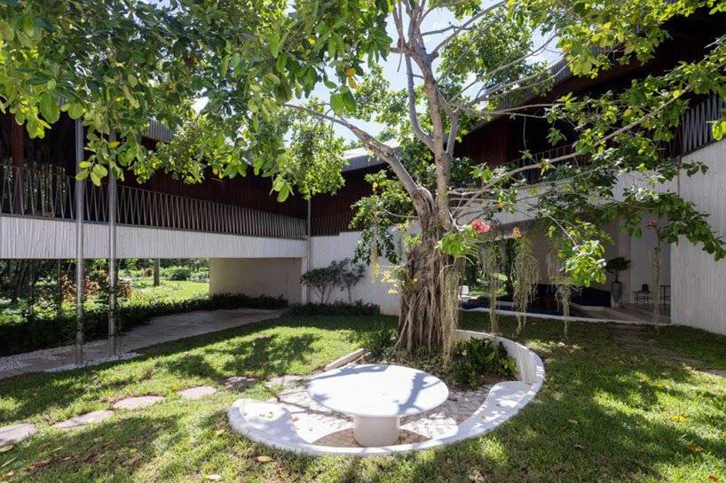 年轻的项目在其“casa las olas”休养屋顶部设有起伏的屋顶 年轻的项目在其“casa las olas”休养屋顶部设有起伏的屋顶