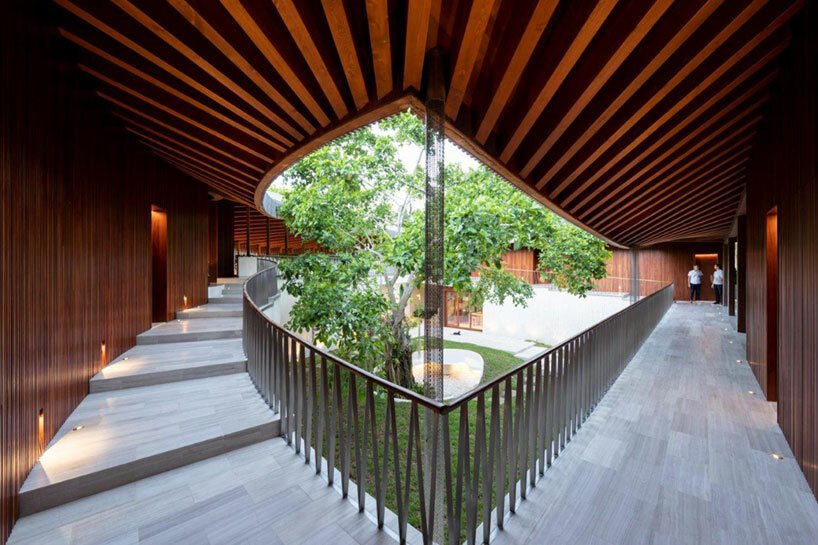 年轻的项目在其“casa las olas”休养屋顶部设有起伏的屋顶 年轻的项目在其“casa las olas”休养屋顶部设有起伏的屋顶