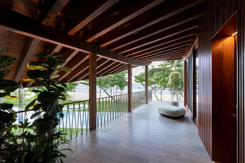 年轻的项目在其“casa las olas”休养屋顶部设有起伏的屋顶 年轻的项目在其“casa las olas”休养屋顶部设有起伏的屋顶