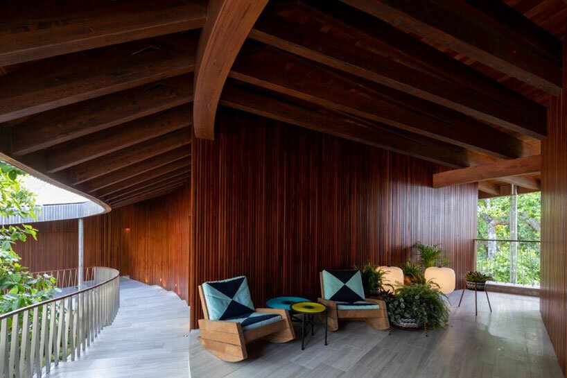 年轻的项目在其“casa las olas”休养屋顶部设有起伏的屋顶 年轻的项目在其“casa las olas”休养屋顶部设有起伏的屋顶