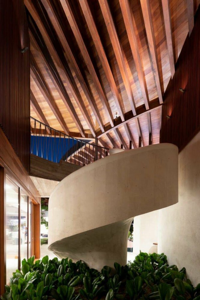 年轻的项目在其“casa las olas”休养屋顶部设有起伏的屋顶 年轻的项目在其“casa las olas”休养屋顶部设有起伏的屋顶