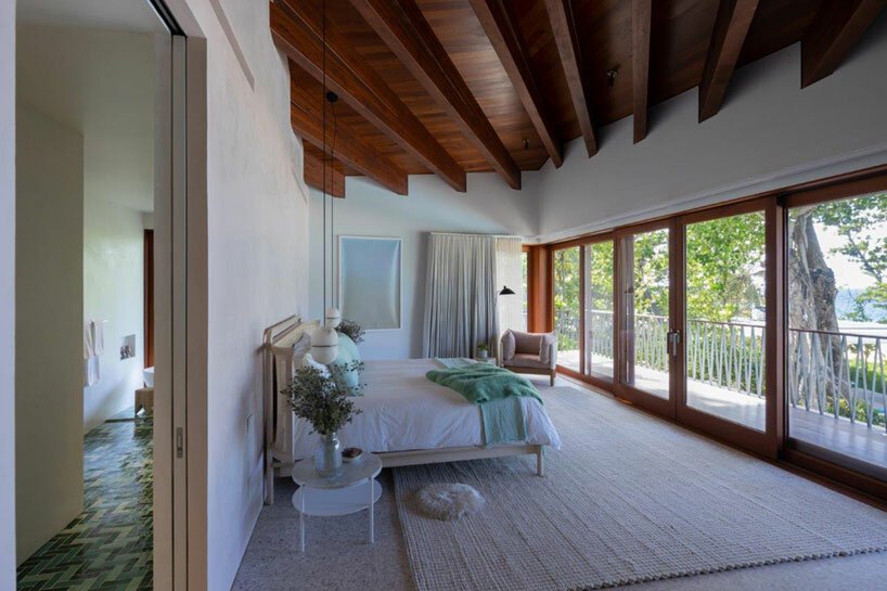 年轻的项目在其“casa las olas”休养屋顶部设有起伏的屋顶 年轻的项目在其“casa las olas”休养屋顶部设有起伏的屋顶