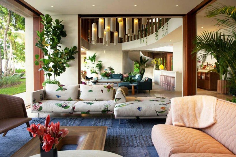 年轻的项目在其“casa las olas”休养屋顶部设有起伏的屋顶 年轻的项目在其“casa las olas”休养屋顶部设有起伏的屋顶