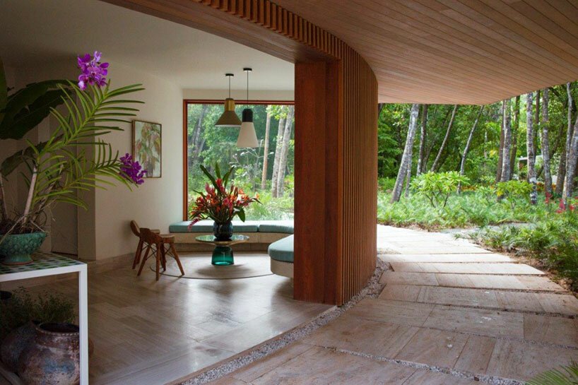 年轻的项目在其“casa las olas”休养屋顶部设有起伏的屋顶 年轻的项目在其“casa las olas”休养屋顶部设有起伏的屋顶