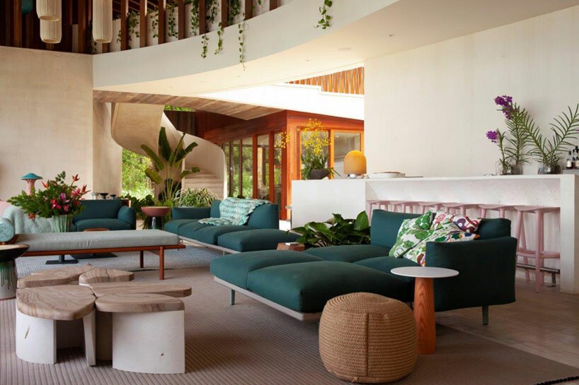 年轻的项目在其“casa las olas”休养屋顶部设有起伏的屋顶 年轻的项目在其“casa las olas”休养屋顶部设有起伏的屋顶