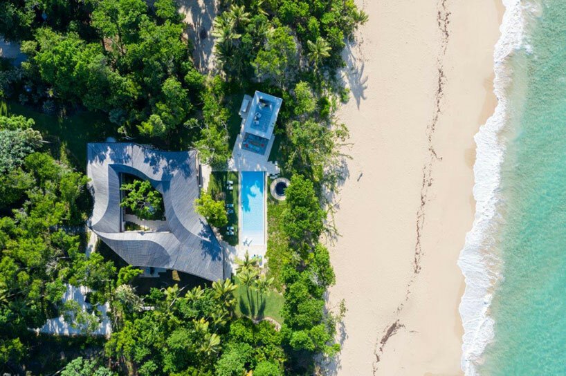 年轻的项目在其“casa las olas”休养屋顶部设有起伏的屋顶 年轻的项目在其“casa las olas”休养屋顶部设有起伏的屋顶