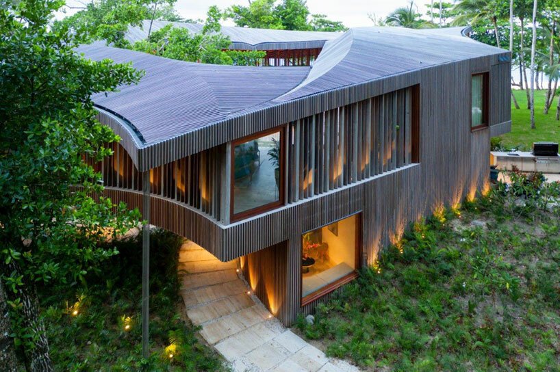 年轻的项目在其“casa las olas”休养屋顶部设有起伏的屋顶 年轻的项目在其“casa las olas”休养屋顶部设有起伏的屋顶