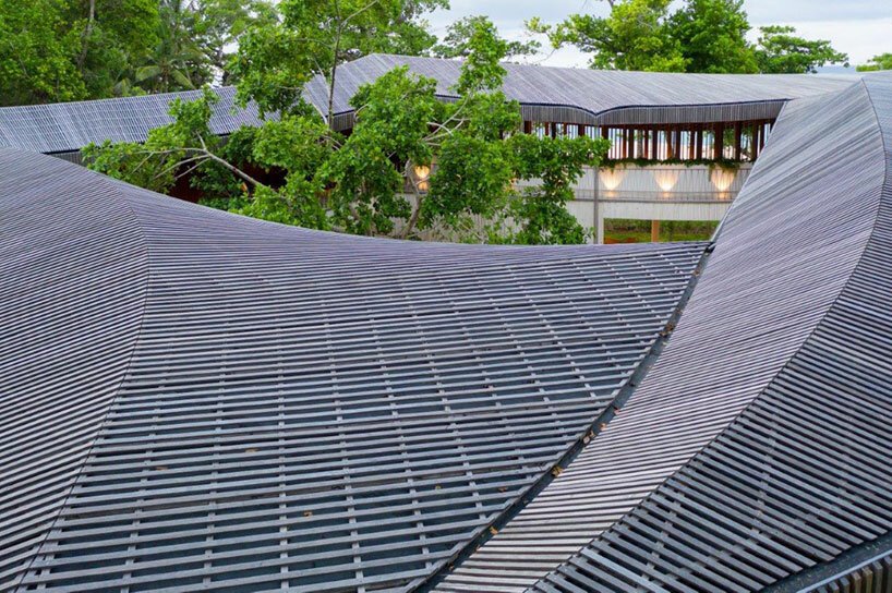 年轻的项目在其“casa las olas”休养屋顶部设有起伏的屋顶 年轻的项目在其“casa las olas”休养屋顶部设有起伏的屋顶