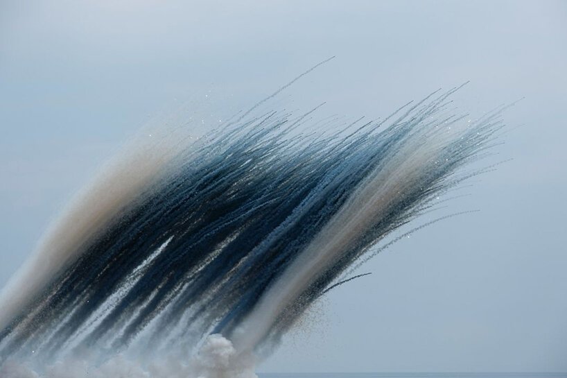 蔡国强和圣洛朗在日本首次举办的日间烟花在天空中投射出大胆的色彩
