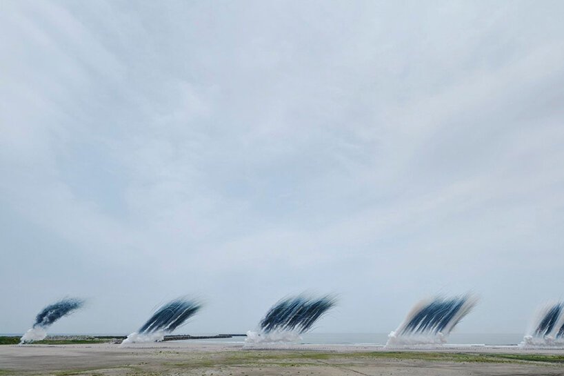 蔡国强和圣洛朗在日本首次举办的日间烟花在天空中投射出大胆的色彩