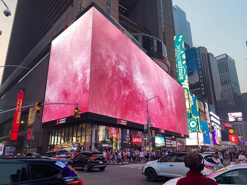 蔡国强和圣洛朗在日本首次举办的日间烟花在天空中投射出大胆的色彩