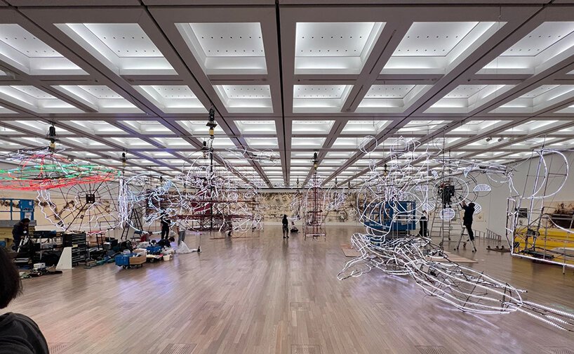 蔡国强和圣洛朗在日本首次举办的日间烟花在天空中投射出大胆的色彩