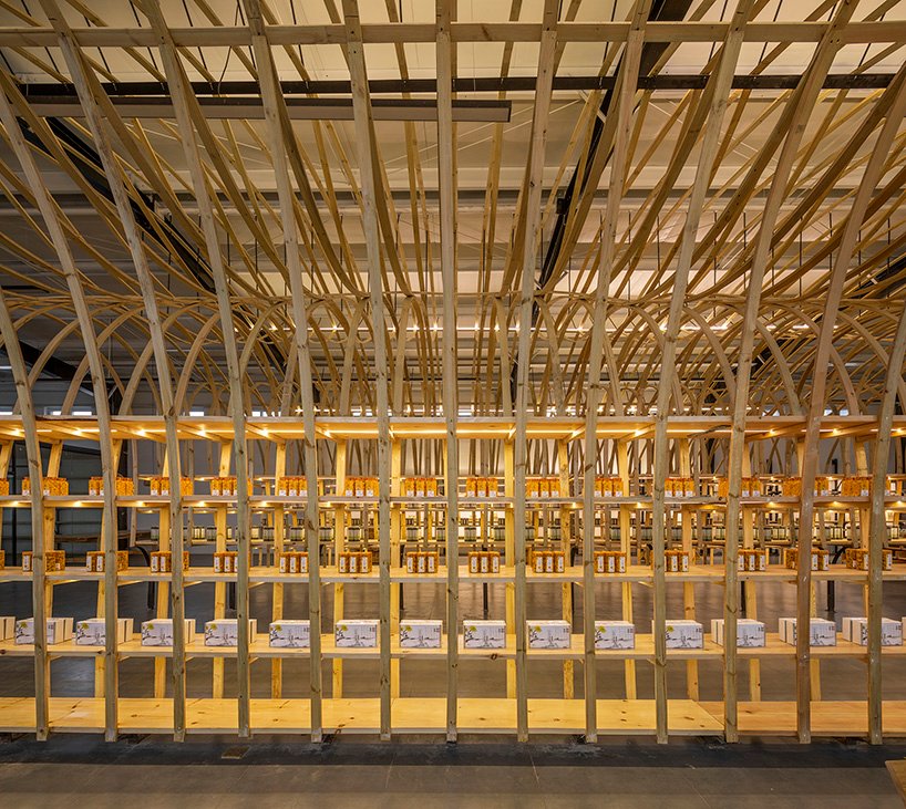 罗工作室将木板弯曲成引人入胜的展览展示 罗工作室将木板弯曲成引人入胜的展览展示