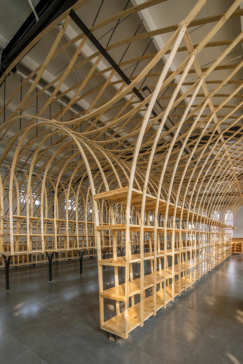 罗工作室将木板弯曲成引人入胜的展览展示 罗工作室将木板弯曲成引人入胜的展览展示