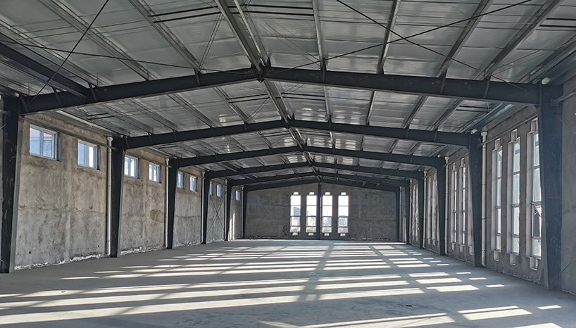 罗工作室将木板弯曲成引人入胜的展览展示 罗工作室将木板弯曲成引人入胜的展览展示