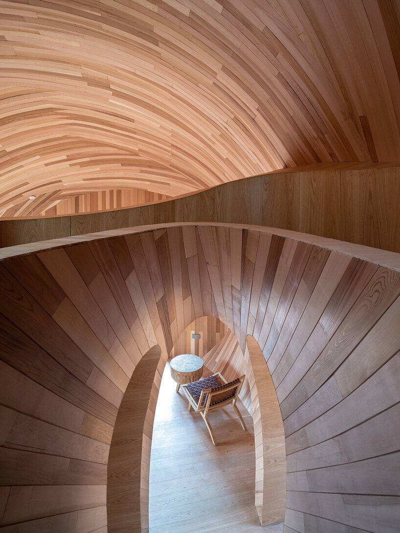 ZJJZ 在中国农村用镜面铝 + 松木瓦覆盖椭圆形宾馆