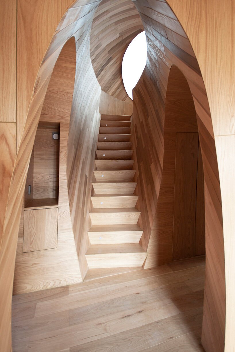 ZJJZ 在中国农村用镜面铝 + 松木瓦覆盖椭圆形宾馆