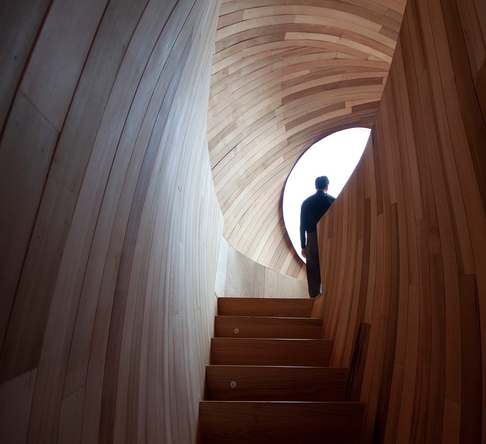 ZJJZ 在中国农村用镜面铝 + 松木瓦覆盖椭圆形宾馆