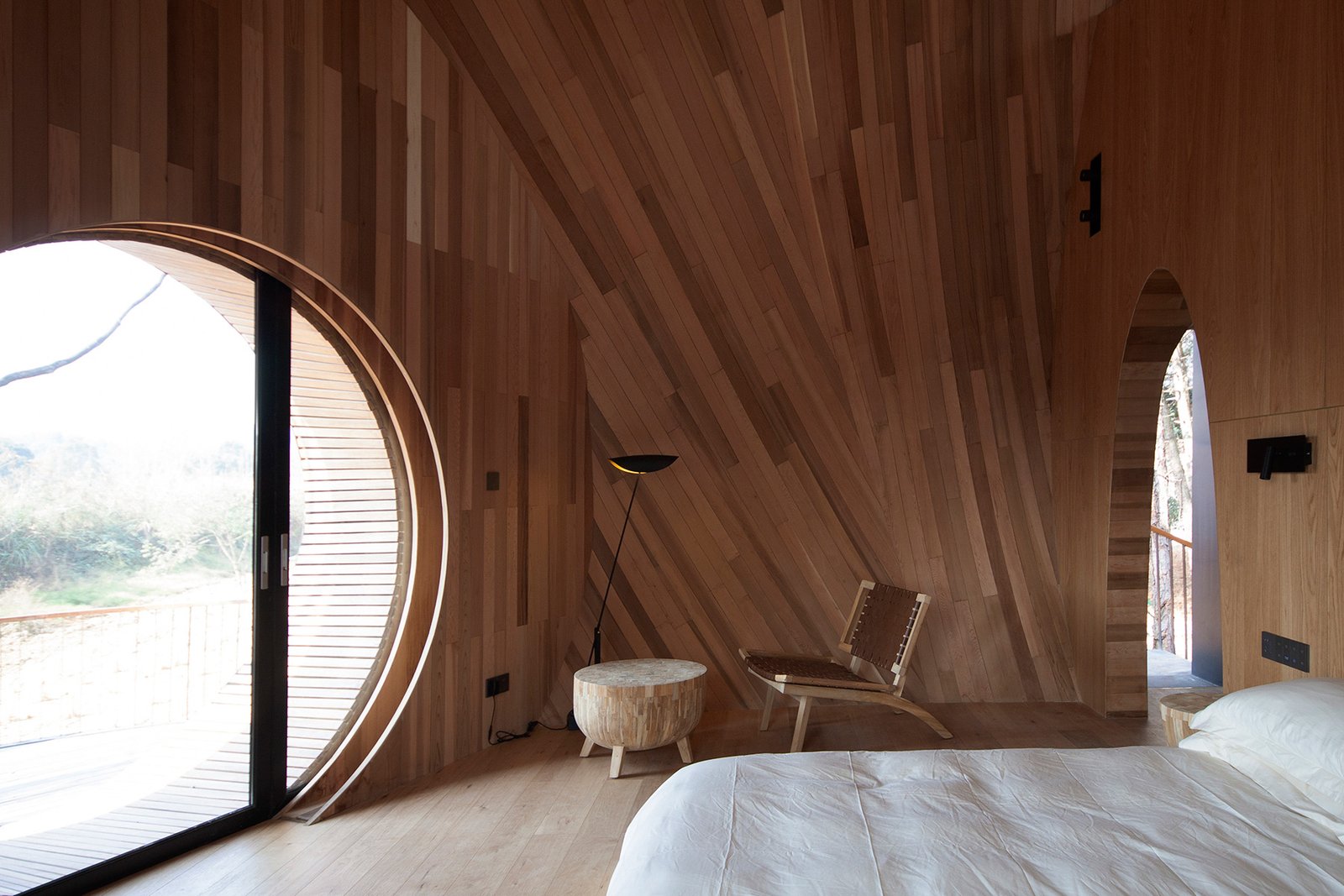 ZJJZ 在中国农村用镜面铝 + 松木瓦覆盖椭圆形宾馆