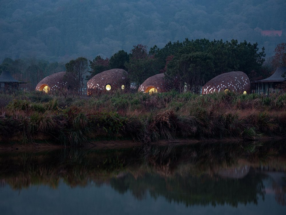 ZJJZ 在中国农村用镜面铝 + 松木瓦覆盖椭圆形宾馆