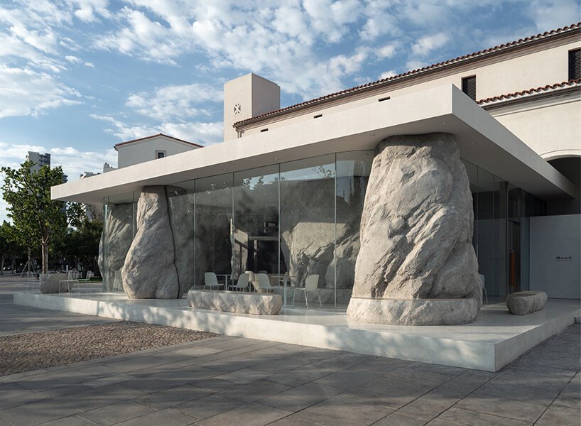 蓝色的。建筑工作室将自然融入佐莱主义甜点咖啡馆,中国 蓝色的。建筑工作室将自然融入佐莱主义甜点咖啡馆,中国