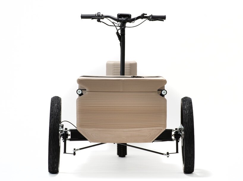 ZUV 是一款电动三轮车，其底盘由再生塑料制成 3D 打印