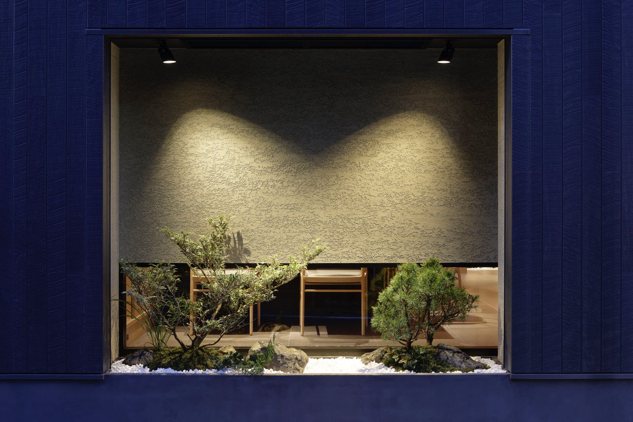 一个简约的空间，消除了除了最大化寿司的柏树柜台之外的其他元素。