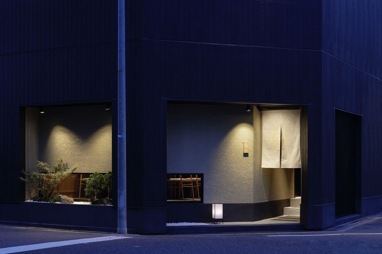 一个简约的空间，消除了除了最大化寿司的柏树柜台之外的其他元素。