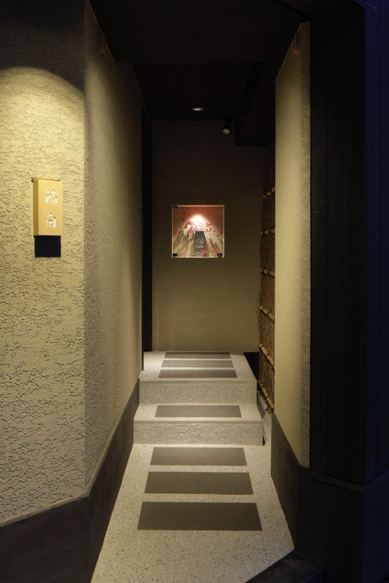 一个简约的空间，消除了除了最大化寿司的柏树柜台之外的其他元素。