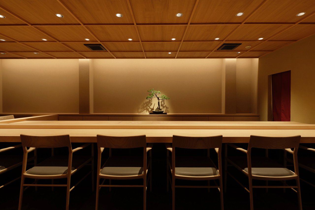 一个简约的空间，消除了除了最大化寿司的柏树柜台之外的其他元素。